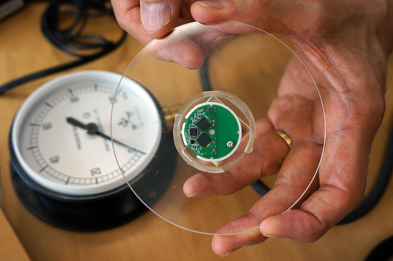 検知センサーは磁力で圧力計の針の動きを確認する。ガラスを交換するだけで既存の圧力計に導入できるという手軽さもウリ