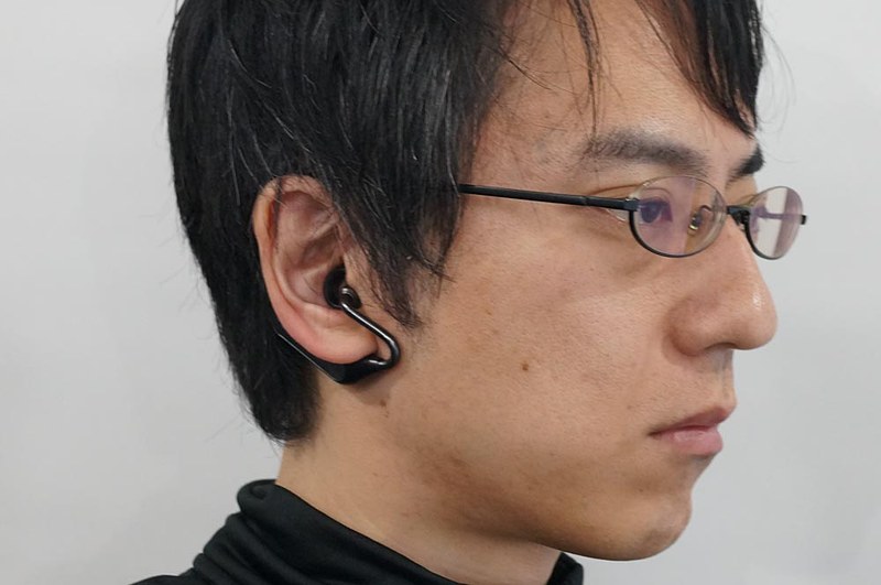 真横よりも前からだと、本体はわりと目立たない。ゴールドモデルだともっと目立たない＆アクセサリーっぽく見えるかも