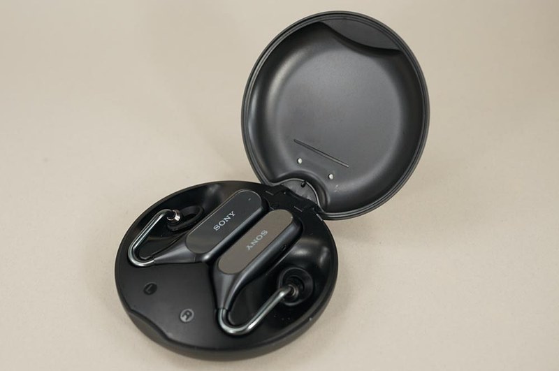 充電器兼用のケース。バッテリ内蔵で外出先でも最大3回充電可能。本体は連続再生最大4時間