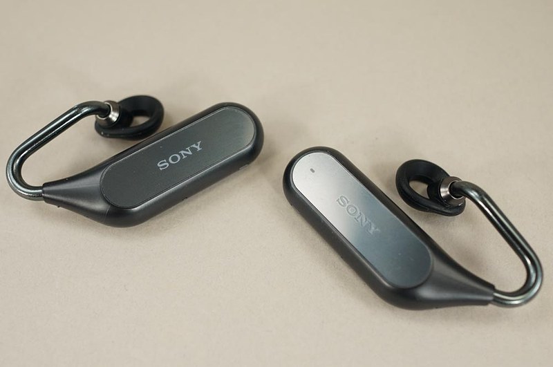 Xperia Ear Duo。これはブラックモデルだが、ゴールドモデルもある