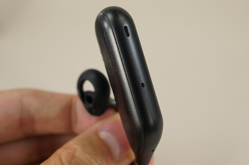 側面をよく見るとマイクなどの穴が複数あいてる。いちおうIPX2の防滴仕様