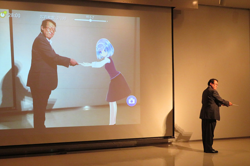 レナに辞令を手渡す牧野市長