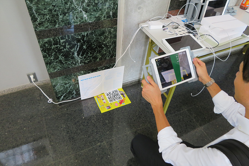 会場の隅にあるマーカー（QRコード）を読み取るとレナが出現する