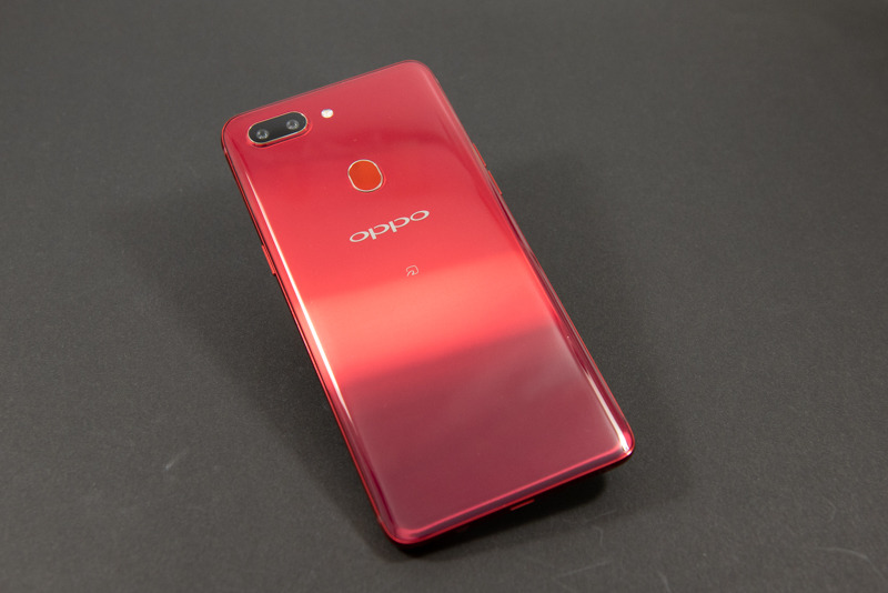 「R15 Pro」（ルビーレッド）