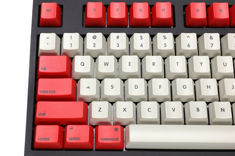 全体的に快適なキーボードですが、半年以上の酷使によりキートップの刻印が軽く削れて剥げてきました。Aキーの刻印が剥がれ、tabキーのtにもその徴候が見られます。WASDのキートップ刻印は「独自のUVプリント式」だそうですが、どうもそのプリント層が剥がれてきているもよう。