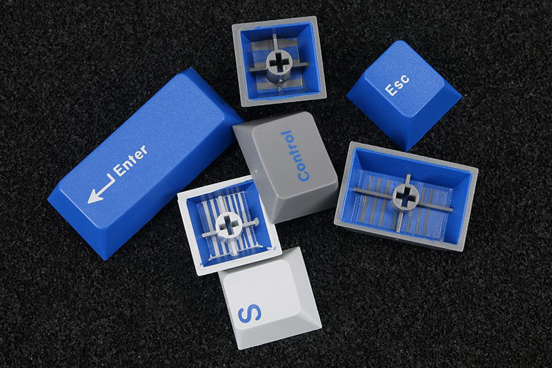 キーキャップとしてGMKのダブルショットタイプがセットされています。キースイッチを「Cherry MX Clear」（クリア軸）として注文したところ、US260ドルでした。この「クリア軸」というのは、押下時に音はしないもののクリック感があるタクタイル（tactile）タイプのキースイッチで、押下時の重さはCherry MXの「茶軸」より少し重くなっています。