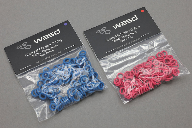 キー押下時のキースイッチの「底突き」を緩和するＯリングことダンパー「Cherry MX Rubber O-Ring Switch Dampeners （125pcs）」も購入。125個入りが1パックUS15ドルです。Cherry MXキースイッチ用キーキャップに装着して使います。使用すると、キー押下感触がソフトになりつつ打鍵音も少し静かになります。
