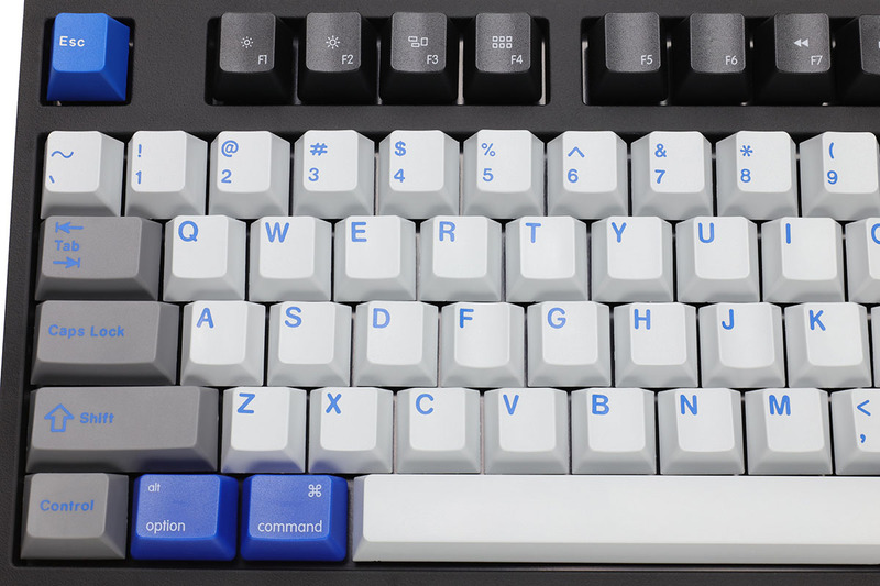 後から追加したMac用修飾キーと、もとのEscキーやEnterキーの色合いがやや異なりますが、筆者的には許せる範囲です。メディアキーに正しい刻印が入っていると、やっぱりナニゲに便利です。