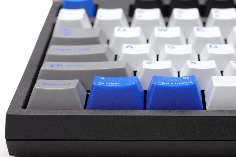 スペースバー左右にあるグレーの修飾キーは、ブルーのMac用修飾キーと高さが異なります。部分的にキーキャップを変更すると起きがちな状況。ただ、筆者はこれら背の低いグレーのキーは全然使いませんので違和感はほぼありません。