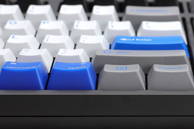 スペースバー左右にあるグレーの修飾キーは、ブルーのMac用修飾キーと高さが異なります。部分的にキーキャップを変更すると起きがちな状況。ただ、筆者はこれら背の低いグレーのキーは全然使いませんので違和感はほぼありません。