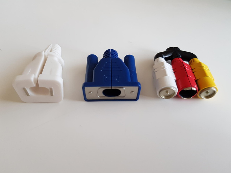 ACプラグはプラスチック板のおかげで切り目が開きっぱなし。これで良いのか？