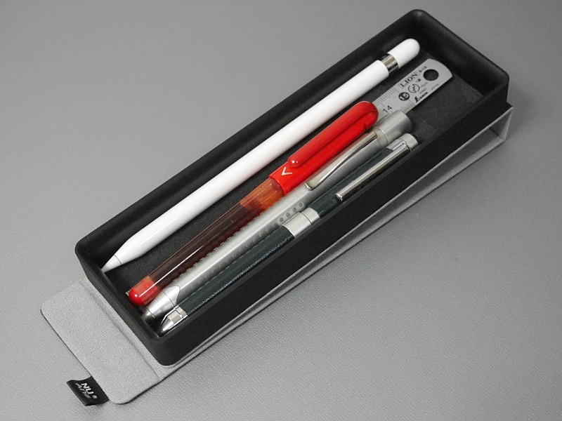 文具を収納した状態。Apple Pencilも収納できるサイズに設計されている