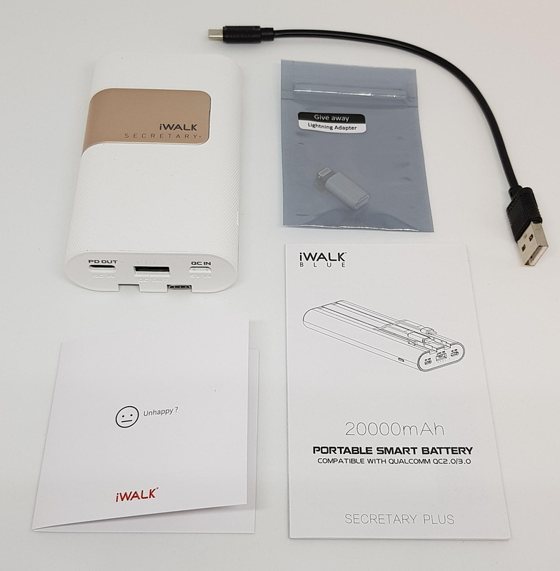 スマホへの充電ケーブル（3種類）を内蔵した画期的なiWALKモバイルバッテリー。付属の黒いショートケーブルはiWALKに充電するためのもの。