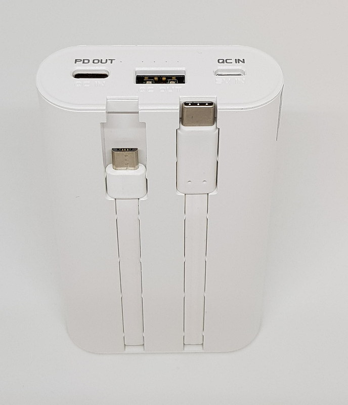 背面を見ると2本のケーブルが内蔵されている（microUSBとType-C）