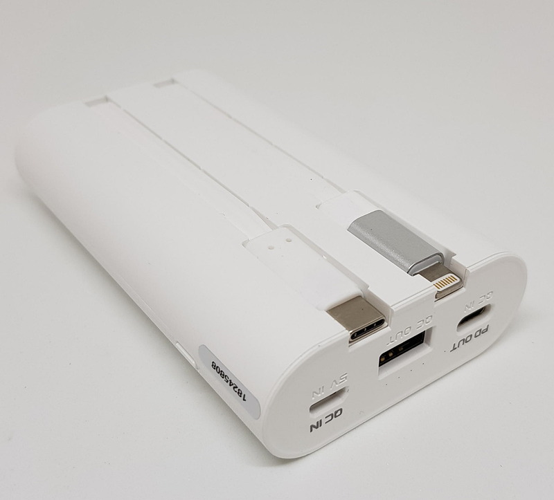 標準付属のLightning変換アダプターをmicroUSB端子に取り付ければiPhone対応となる。変換アダプターのせいで長さが伸びても本体に収まる設計が極めてまともだ