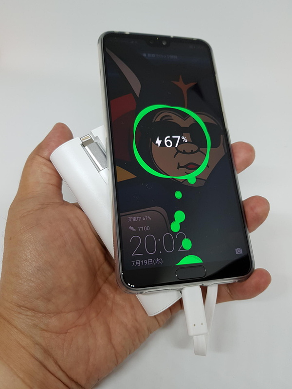 判サイズがコンパクトなので充電しながらスマホと同時持ちも無理なくできる