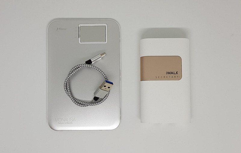 薄くてバッグでの携帯性に優れたモナリサ（左）と全スマホ対応ケーブルを内蔵したケーブルマネジメント・キングのモバイルバッテリーiWalk（右）