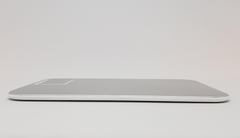 確かに5㎜は極めて薄い。大判なのでちょっとまがる心配はある