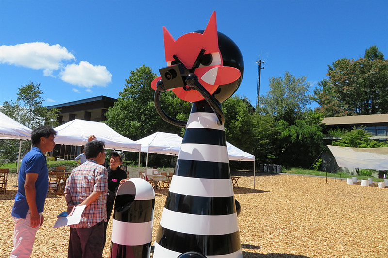 猫のオブジェに仕込まれたカメラで自身を撮影してSNSでシェアできる作品