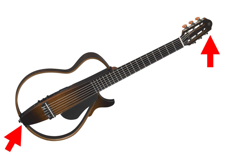 サイレントギターシリーズのボディは中空。フレームがあるだけの構造です。SLG200Nなどのクラッシックギタータイプには、糸巻き部も中空部分があります。そこにナイロン紐を通して輪をつくり、フックで吊して壁掛け収納～♪　撮影のためドアに吊していますが、いつもは棚の横側のフックに吊しています。