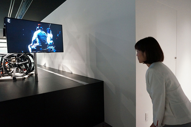 脇にあるディスプレイは中腰で観る感じ