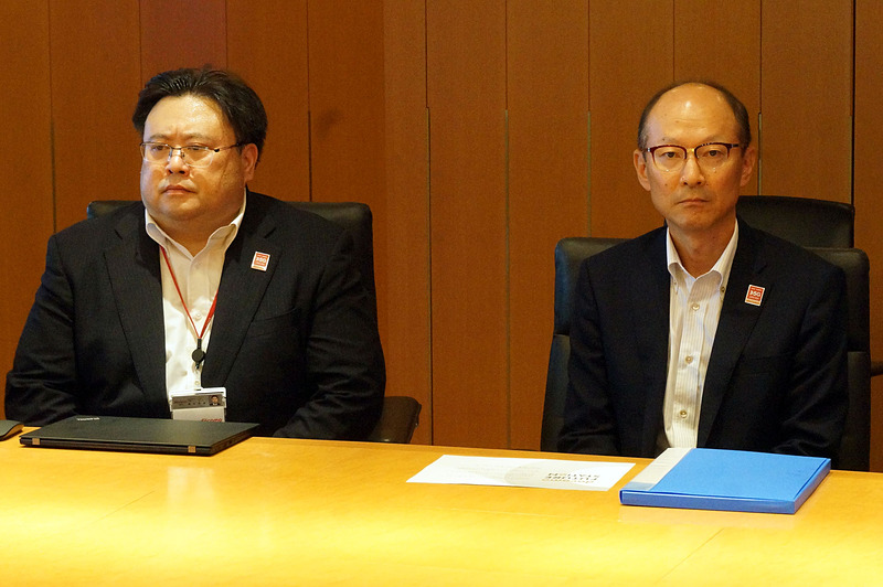 5Gイノベーション推進室の奥村幸彦担当部長（左）と5G事業推進室の太口努室長（右）