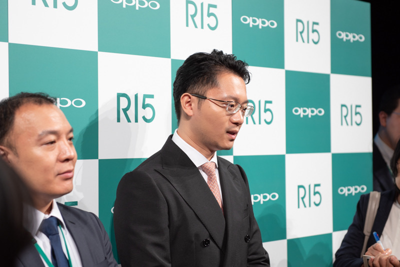 OPPO Japan 代表取締役の鄧宇辰（トウ・ウシン）氏（右）と、OPPO Japan 営業本部 商品企画部 部長の李毅（リ・タケシ）氏（左）