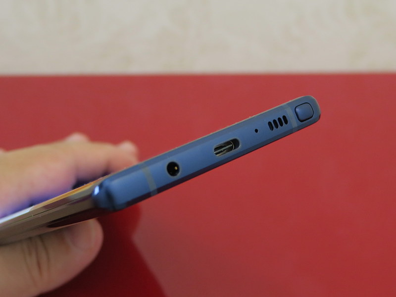 下部にはUSB Type-C外部接続端子、3.5mmイヤホンマイク端子、Sペン格納口を備える