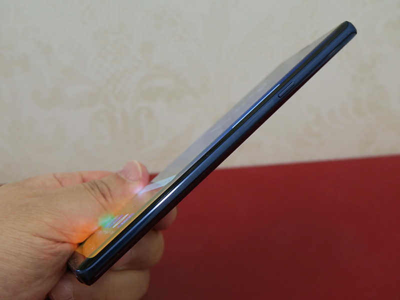 右側面は電源キーのみ