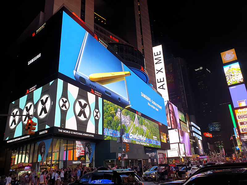 カメラでニューヨーク・マンハッタンのビルボードを撮影