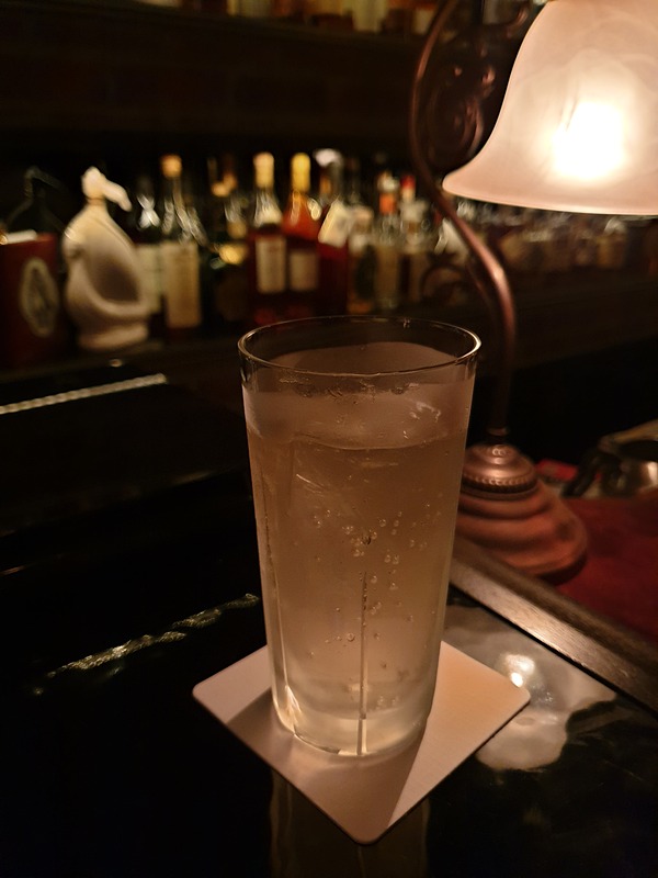 薄暗いバーで背景をぼかしながら撮影。非常にバランス良く撮れている