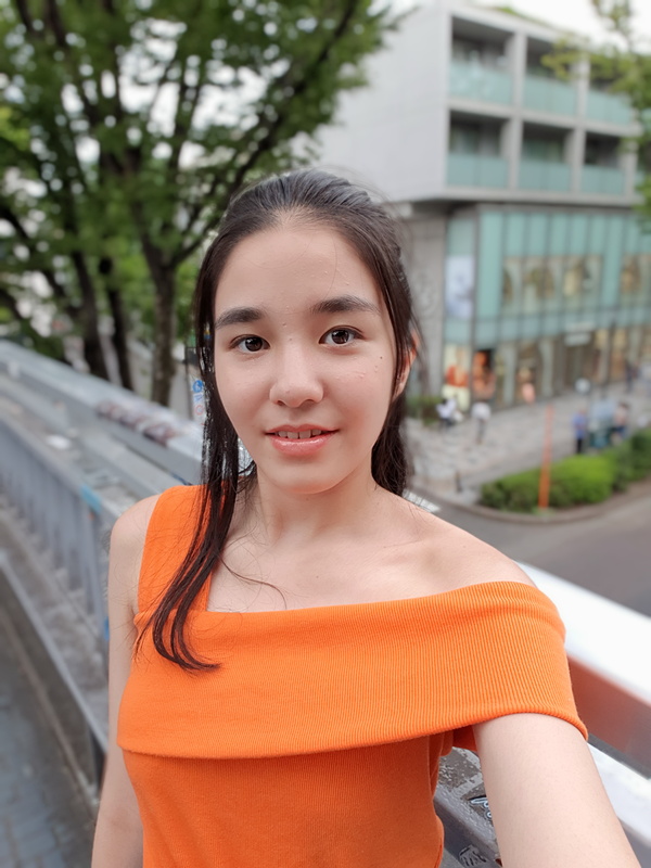 インカメラを使い、ポートレートを撮影。モデル：<a href="http://bonbon-famin.com/cn2/g01.html">るびぃ</a>（ボンボンファミンプロダクション）