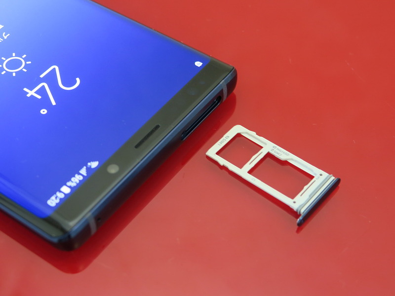 上部にピンを挿すと取り出せるSIMトレイを内蔵する。SIMカードをnanoSIMカードに対応。今回試用したモデルはデュアルSIM対応