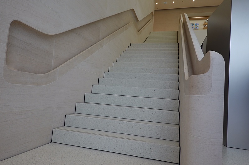 2階へ続く階段は、Apple本社のスティーブ・ジョブズシアターと同じものだ