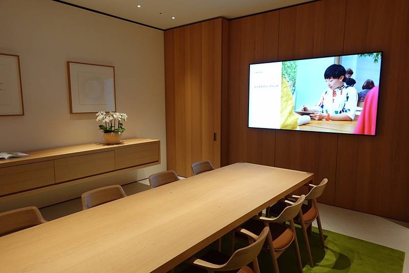 3階には招待者しか入れないボードルームが存在する。本社の会議室と同じデザインになっているという