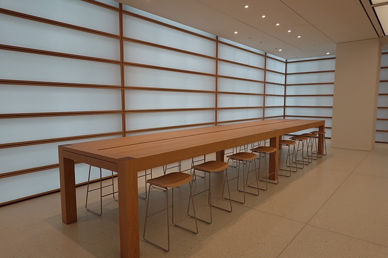 2階の壁面は障子をモチーフとしているという