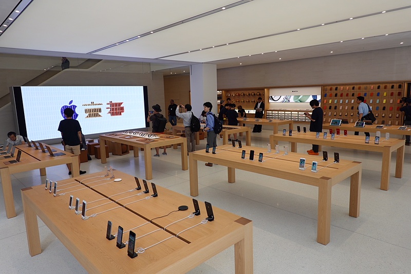 1階にはiPhoneやiPadなどの製品が並ぶ