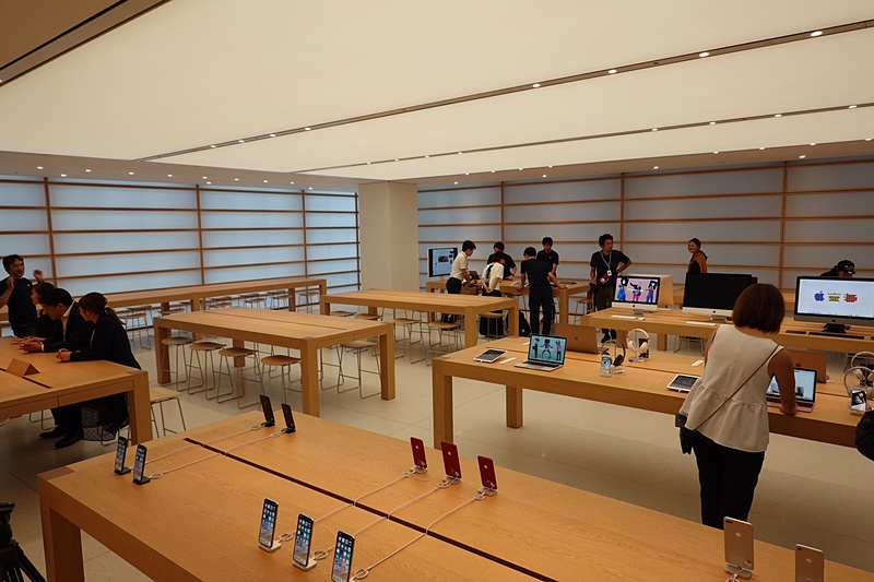 2階は製品を使う上での相談やサポート、iPhoneの契約や無料講座などが行われる