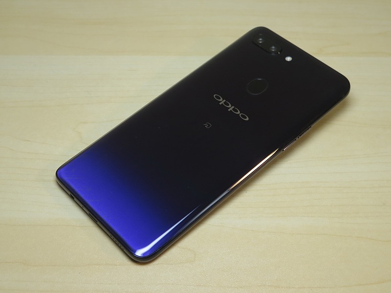 背面は独特のグラデーションカラーが採用され、ガラスで仕上げられている