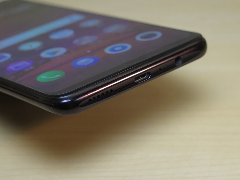 下部にはmicroUSB外部接続端子と3.5mmイヤホンマイク端子を備える。microUSB端子は最新機種の中では珍しい