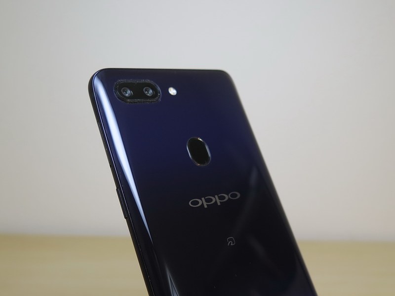 背面上部にはデュアルカメラとフラッシュ、中央上には指紋認証センサーを備える。OPPOのロゴの下におサイフケータイ対応を表わすマークがプリントされている