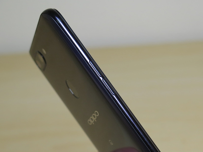 左側面には分割式の音量キーを備える