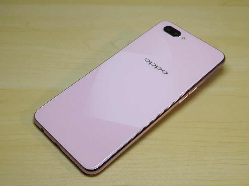 背面はダイヤモンドのカットをイメージしたパターンがあしらわれた独特のデザイン