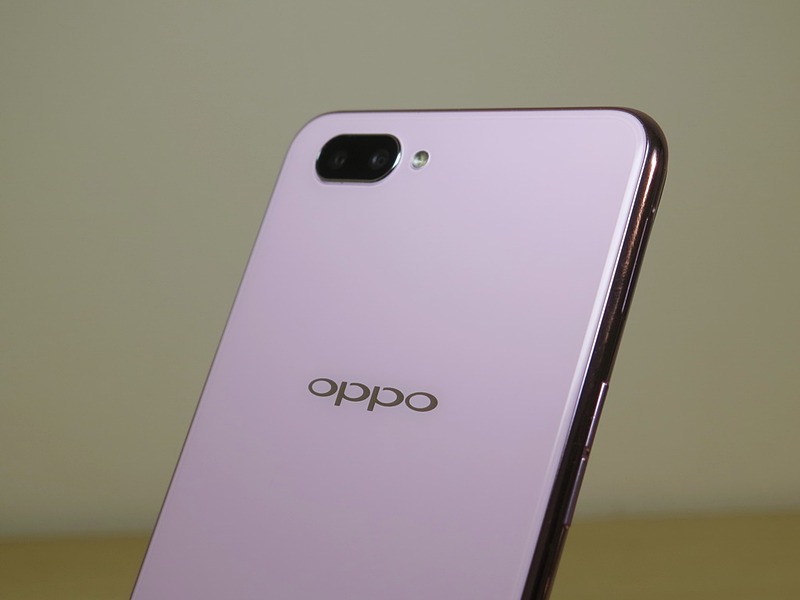 背面にはデュアルカメラ、フラッシュを備える。基本的なレイアウトはR15 Proと共通