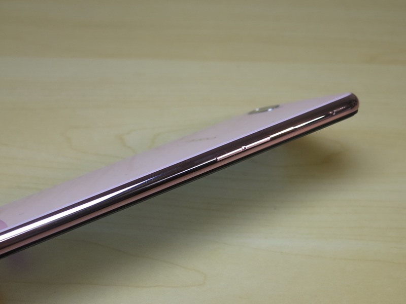 左側面はR15 Pro同様、分割式の音量キーを備える