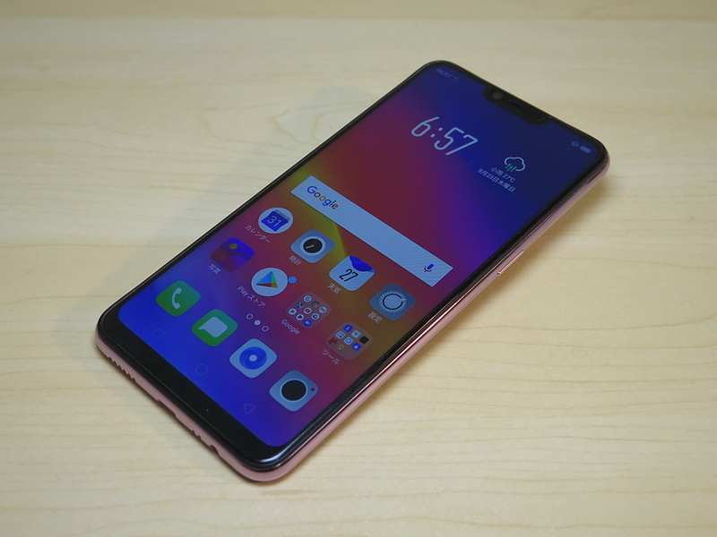 OPPO「R15 Neo」、約156.2mm（高さ）×75.6mm（幅）×8.2mm（厚さ）、約168g（重量）、ダイヤモンドピンク（写真）、ダイヤモンドブルー