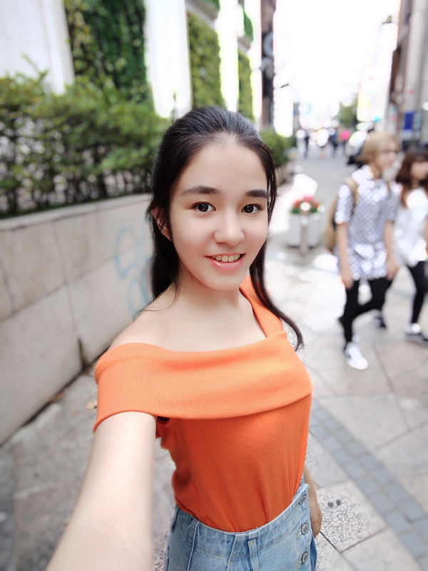 R15 Neoのポートレートモードで自撮り。背景をぼかしつつ、人物もきれいに撮影できている。モデル：<a href="http://bonbon-famin.com/cn2/g01.html">るびぃ</a>（ボンボンファミンプロダクション）