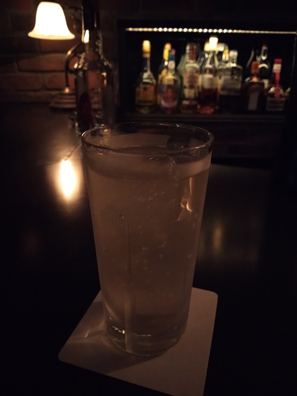 R15 Neoで薄暗いバーで撮影。R15 Proで撮影したときに比べ、どうしても暗くなってしまう