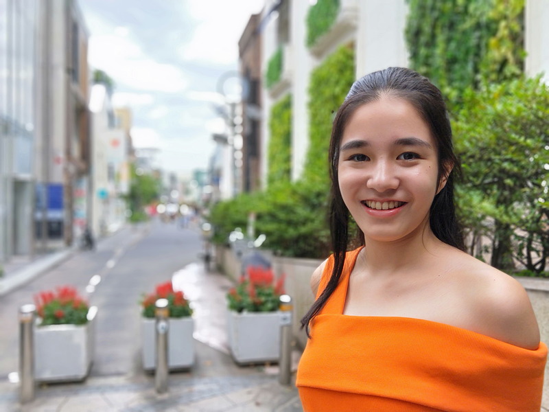 R15 Proのポートレートモードで撮影。背景がうまくぼけている。シーンによっては人物の切り抜きがずれてしまうこともあった。モデル：<a href="http://bonbon-famin.com/cn2/g01.html">るびぃ</a>（ボンボンファミンプロダクション）