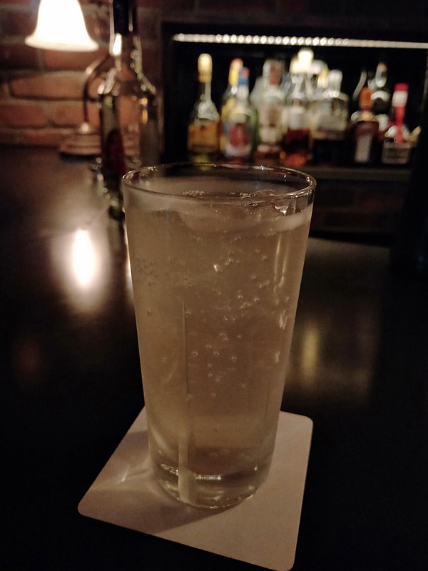 R15 Proで薄暗いバーで撮影。背景の明るさと手前のグラスの光沢感がうまく再現されている